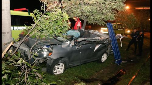 Impresionante video de auto que pasa bajo tráiler en la Atanasio 