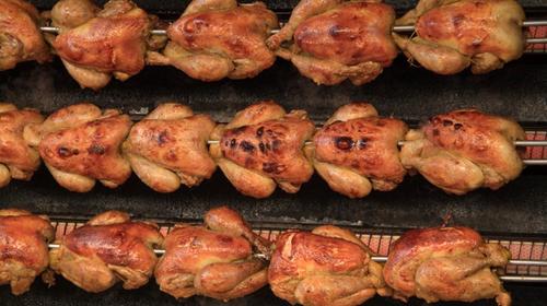 Así fue el momento en que un joven roba un pollo rostizado 