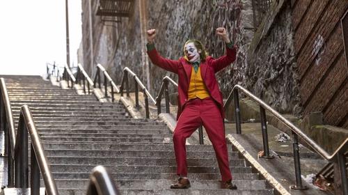 Joven guatemalteco imita baile del "Joker" en gradas de Sumpango