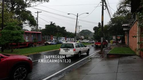 Nuevo video de piloto que se sube a un arriate y derriba un poste
