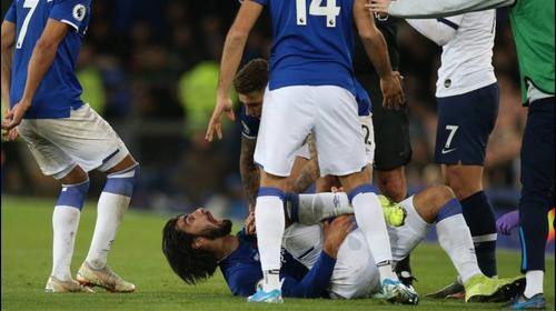 Jugador de Premier League sufre horrible lesión por fuerte jugada