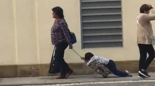 Una madre arrastra as&iacute; a su hijo por esta divertida raz&oacute;n