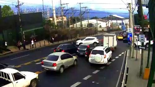 Motorista vuela por el aire tras chocar en la avenida Hincapié