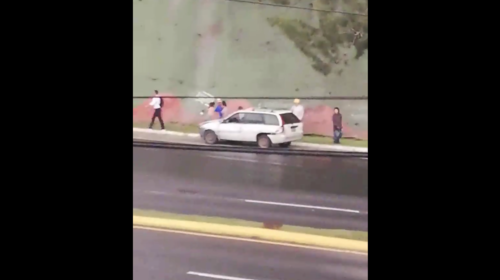 Pinch&oacute; llanta, se detuvo y la asaltaron en Puente del Incienso