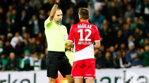 Lo expulsaron y se quitó el enojo destrozando el monitor del VAR