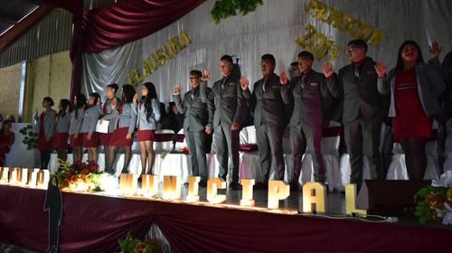 Graduandos guardaron lugar a una compañera que sigue desaparecida