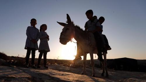 El niño que va a su escuela lejana montado en su fiel burrito