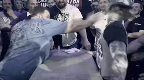 El rey de las cachetadas reaparece y noquea a un "influencer"