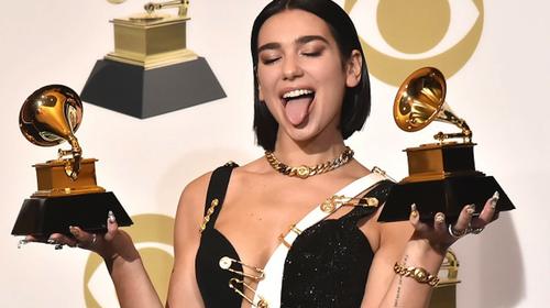 Dua Lipa mostr&oacute; sus curvas en un sensual traje pegado