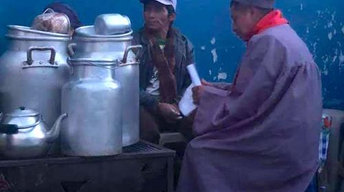 Joven celebra graduación junto a su padre en un puesto de comida