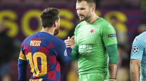 Fotos muestran que Messi sí saludó a jugadores del Slavia Praga