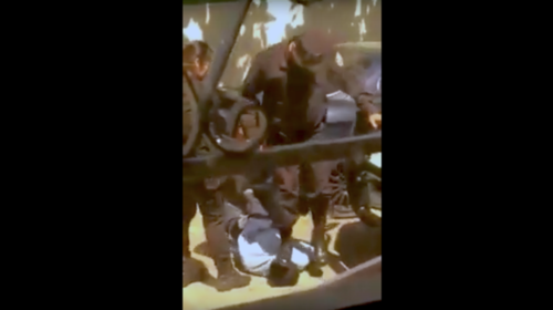 Graban a policías de El Salvador pateando a un detenido