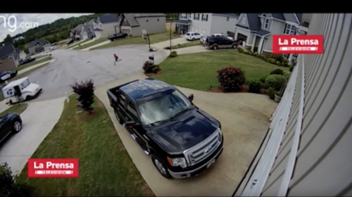 Un joven olvida poner el freno de mano y casi causa accidente