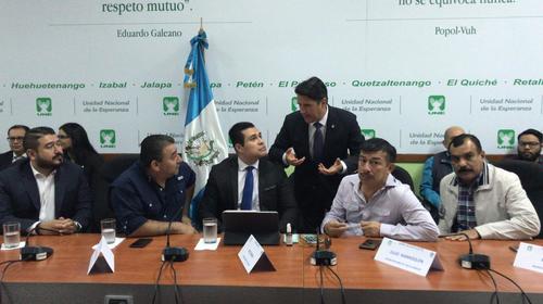 Ricardo Quiñónez y Neto Bran se reúnen con diputados de la UNE