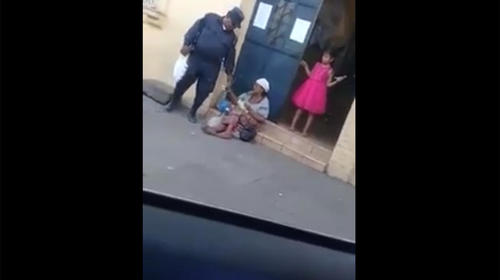 La verdad del video del polic&iacute;a "que le roba" a una anciana