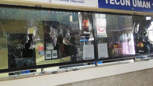 Encapuchados atacan agencia de la SAT en Aduana Tec&uacute;n Um&aacute;n