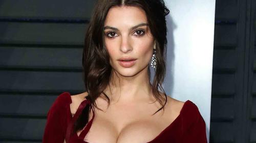 Emily Ratajkowski modeló con sensualidad estas prendas