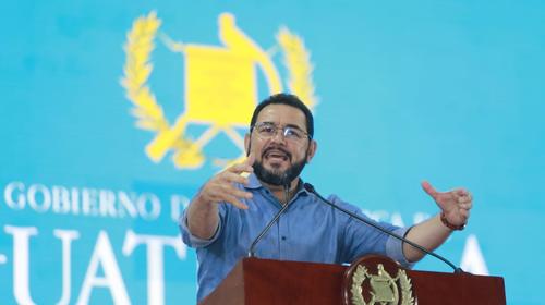 Jimmy Morales y los baños "5 estrellas" en el hospital de Cobán