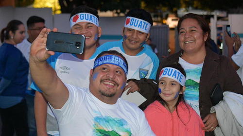 La afición llega al Doroteo Guamuch en apoyo a la Azul y Blanco