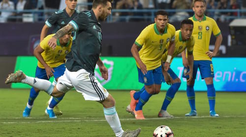 Jugador de Brasil acusa a Messi de controlar a los &aacute;rbitros