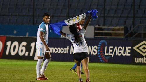 Esto pasará con la joven que interrumpió partido de la Selección
