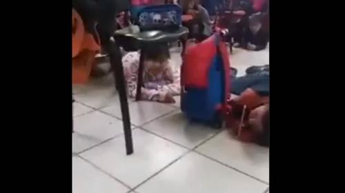 "Tranquilos ni&ntilde;os, no se levanten", maestra en plena balacera