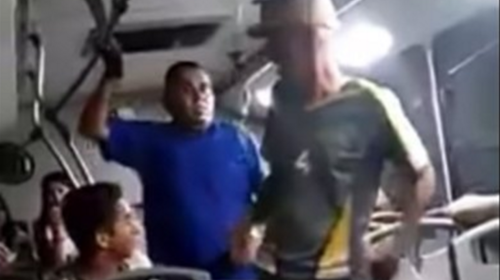 Acosador salta por la ventana de un bus al ser confrontado 