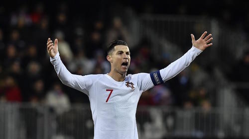 Cristiano "le roba" el gol a un compa&ntilde;ero en triunfo de Portugal