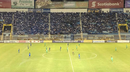 Aficionados de El Salvador agreden al técnico de su Selección