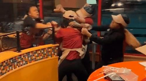 Empleados se agarran a golpes en un restaurante de comida rápida