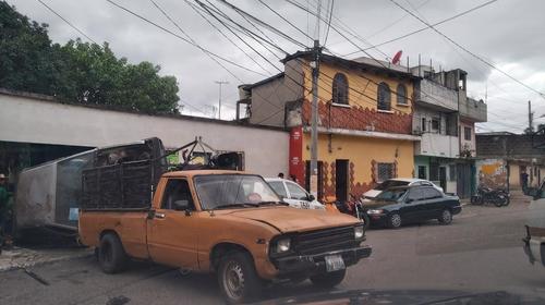 Maniobra imposible: traslada un carro sin llantas por la ciudad