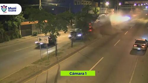 Trailer pierde el control, arrasa &aacute;rboles y choca en gasolinera