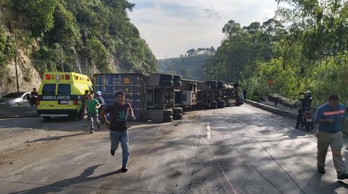 Tr&aacute;iler volcado en la cuesta de Villalobos paraliza el tr&aacute;nsito