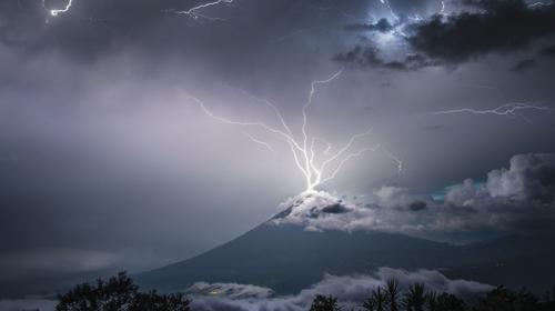 Foto de un rayo golpeando el volc&aacute;n de Agua da la vuelta al mundo