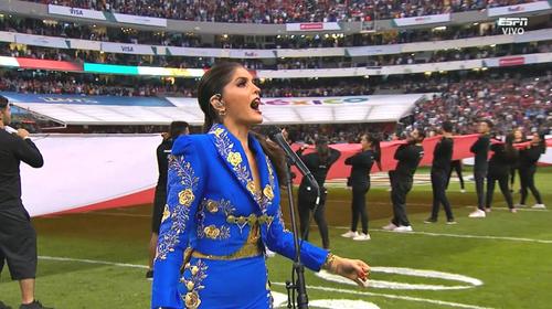 ¡Bochorno! Ana Barbara se equivoca al cantar el Himno de México