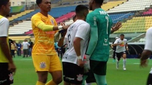 Jugadores de Corinthians atacan 10 contra 1 a portero de Flamengo