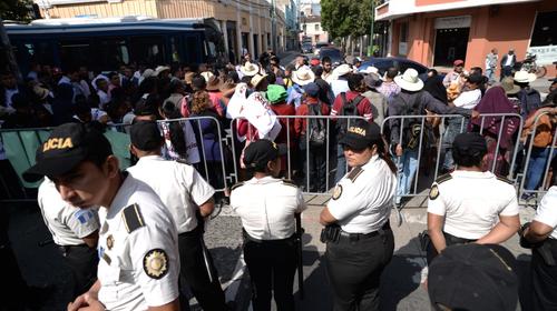 Manifestantes bloquean aprobación del Presupuesto 2020