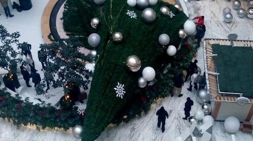 Cae &aacute;rbol de navidad gigante dentro de un centro comercial