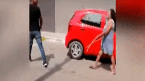 Madre descubre que su hijo es infiel y lo persigue para golpearlo