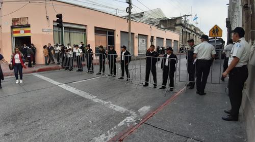 PNC impide paso de trabajadores en alrededores del Congreso