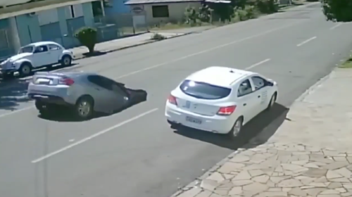 Auto desaparece en profundo agujero tras el paso de un camión