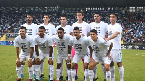 Seleccionados saltan al campo con playera en apoyo a Marco Pappa
