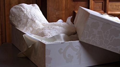 Mujer regala su vestido de novia a la amante de su ex esposo 