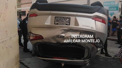 Carro termina volcado tras chocar con otro vehículo en la zona 1