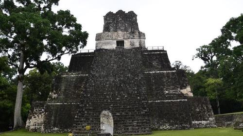 Denuncian a turistas que da&ntilde;aron pared de un templo en Tikal
