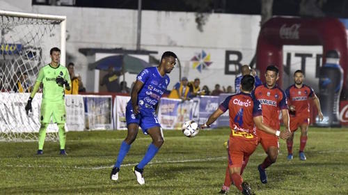 Cobán Imperial derrota a Municipal y es el nuevo líder del torneo