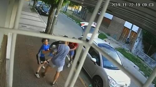 Ni&ntilde;o se arriesga y patea al ladr&oacute;n que le roba el carro a su mam&aacute;