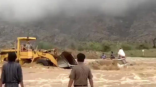 Rescatan con un tractor a personas atrapadas en una inundaci&oacute;n