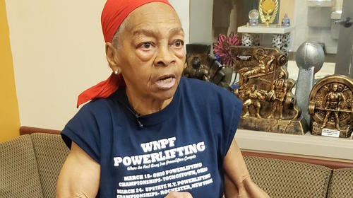 Anciana fisicoculturista da paliza a ladr&oacute;n que entr&oacute; a su casa