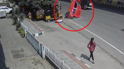 Carro sin control sale volando y cae desde un paso a desnivel